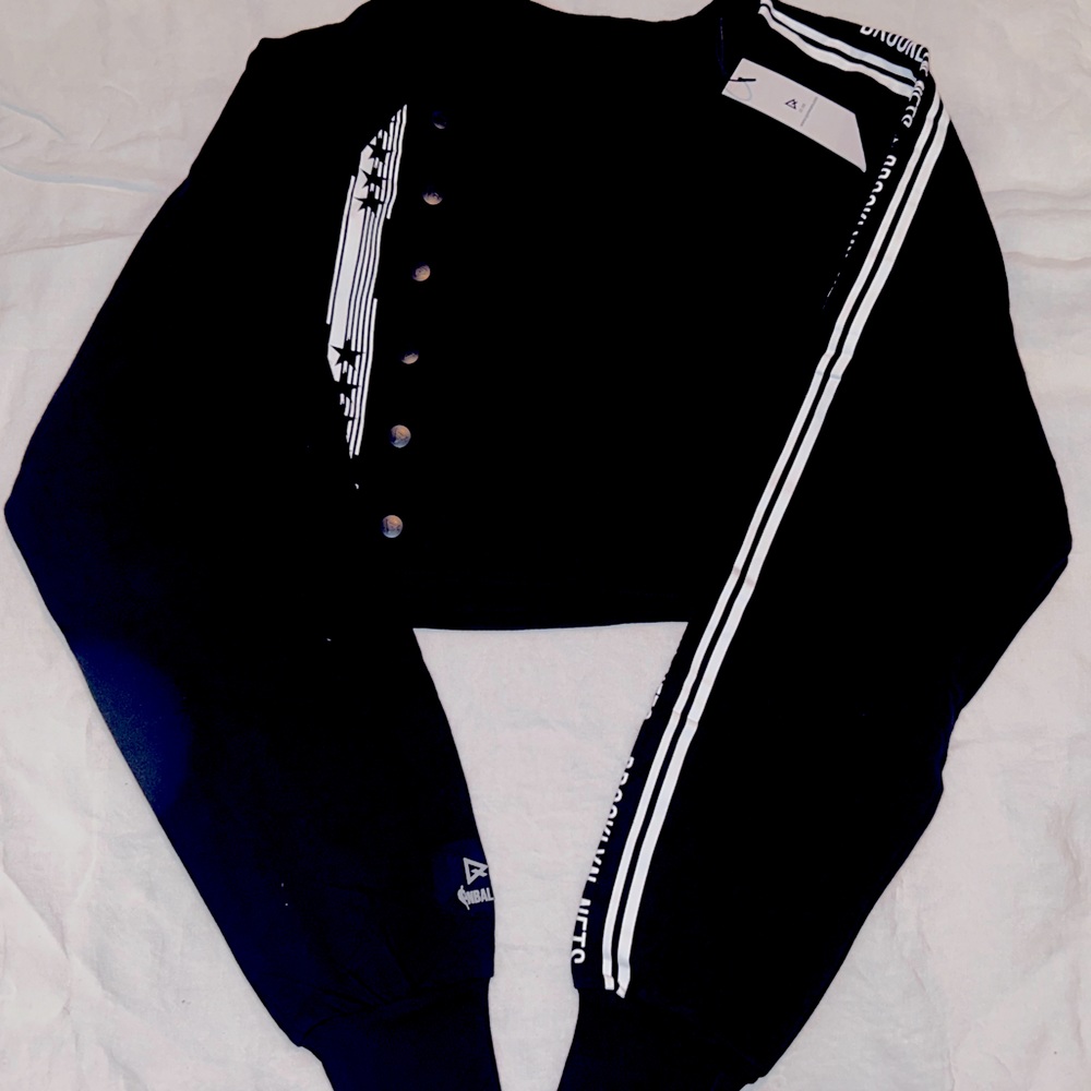 Women’s black Brooklyn Nets cut off sweat shirt